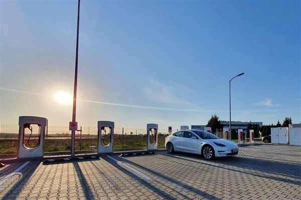 賭博:還充電焦慮嗎?全國充電樁正式突破1000萬根 一年暴增54%
