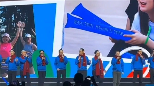 體育投注：馬化騰領唱“沖沖沖” 系紅圍脖丟公仔