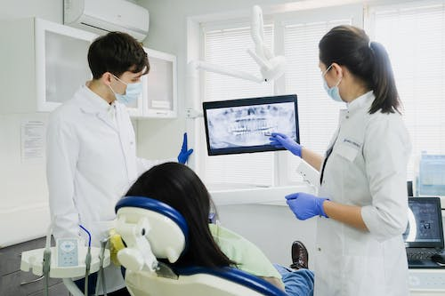 种植牙费用“腰斩”，国产哪家能成下一个“牙茅”？